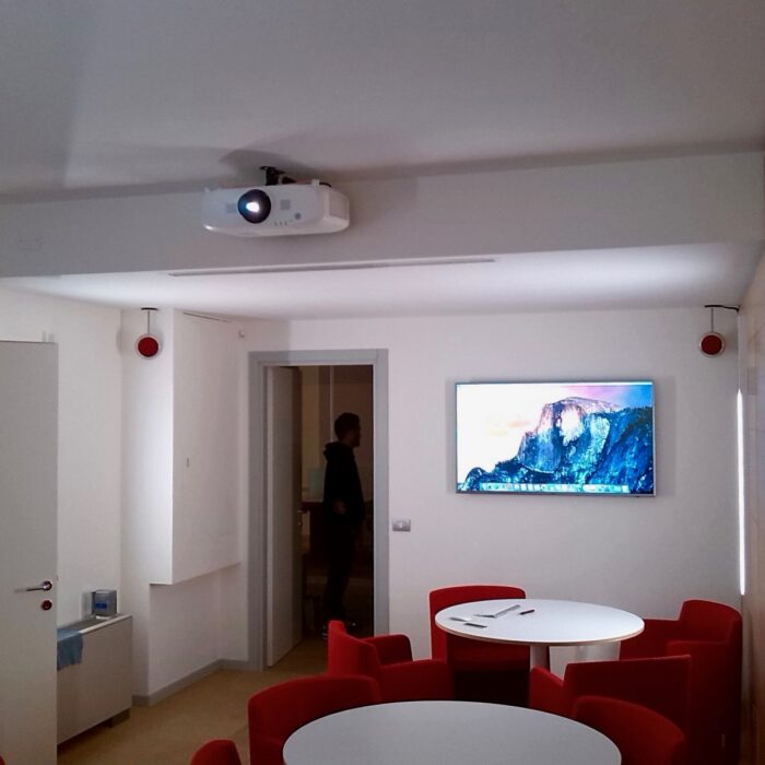 Impianto di videoproiezione e monitor tv in sala riunione uffici